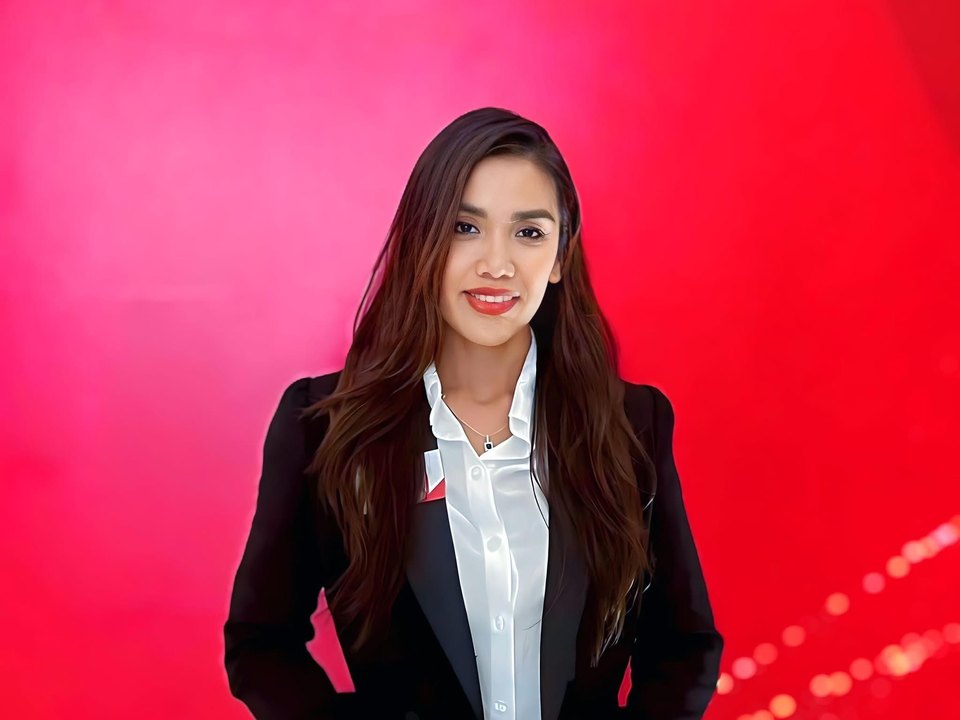 Trần Ngọc Liên trong bộ vest chỉn chu