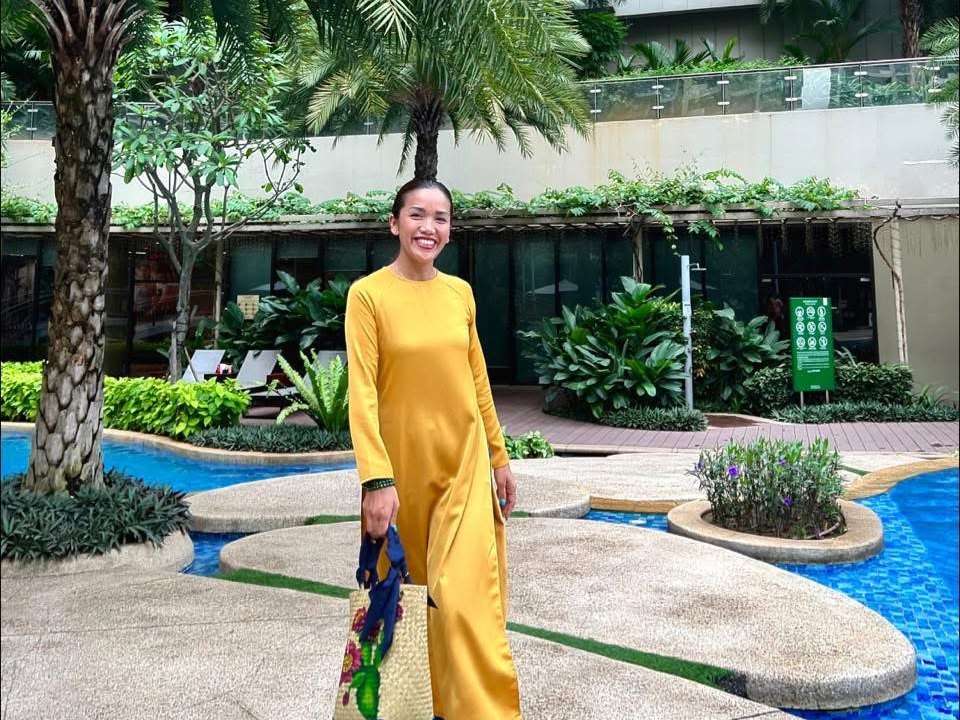 Trần Ngọc Liên trong tà áo dài