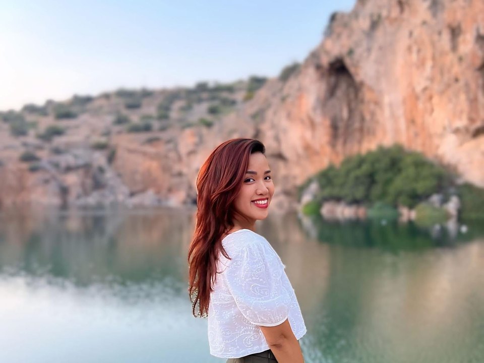 Trần Ngọc Liên giữa khung cảnh hồ núi