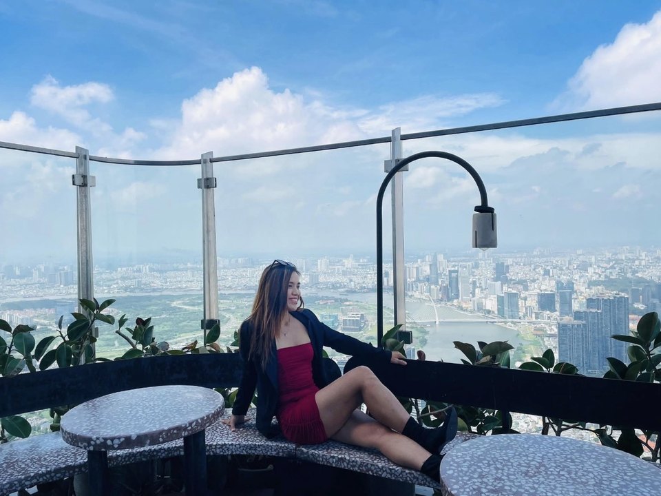 Trần Ngọc Liên giữa ánh hoàng hôn